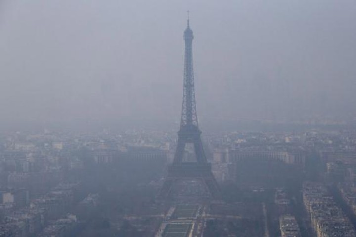 Eiffel Tower Disappears in Thick Paris Smog